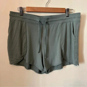Kindred Braverly Maternity and Postpartum Lounge Short Green Size L
